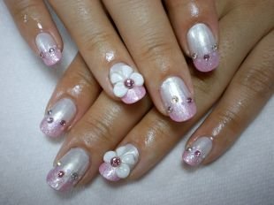 Свадебный дизайн ногтей, свадебный маникюр со стразами и белыми цветами