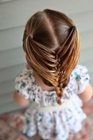 Светло каштановый цвет волос на длинные волосы, необычная детская прическа с плетением 