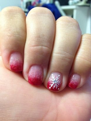 Красные ногти с рисунком, новогодний маникюр со снежинкой
