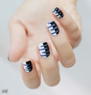 Простой дизайн ногтей, черно-белый маникюр с синими полосками