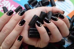 Черный дизайн ногтей, черный маникюр со стразами