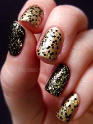 Дизайн ногтей с блестками, праздничный маникюр в золотисто-черных тонах с блестками на коротких ногтях