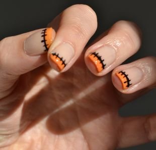 Рисунки на ногтях черным цветом, оранжевый френч с рисунком