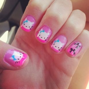Рисунки акриловыми красками на ногтях, маникюр hello kitty