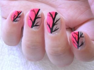 Яркие рисунки на ногтях, бело-розовый маникюр с рисунком деревьев