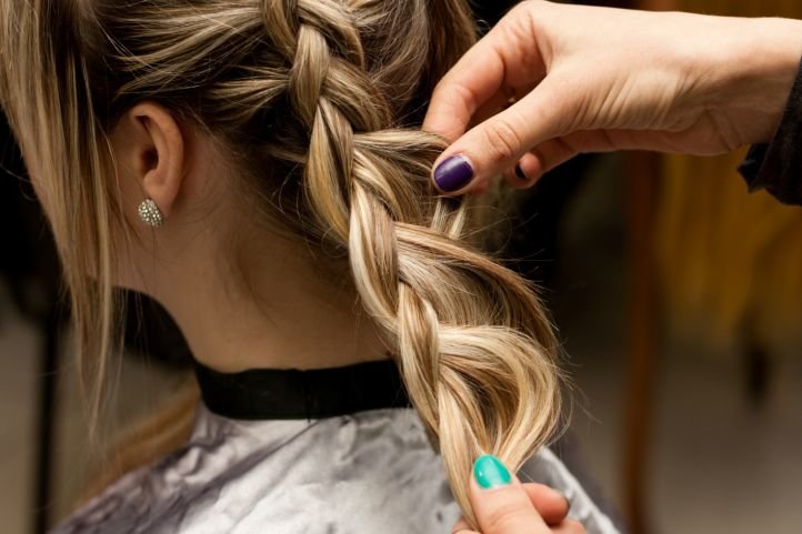 Прическа с плетением - перевернутая французская коса